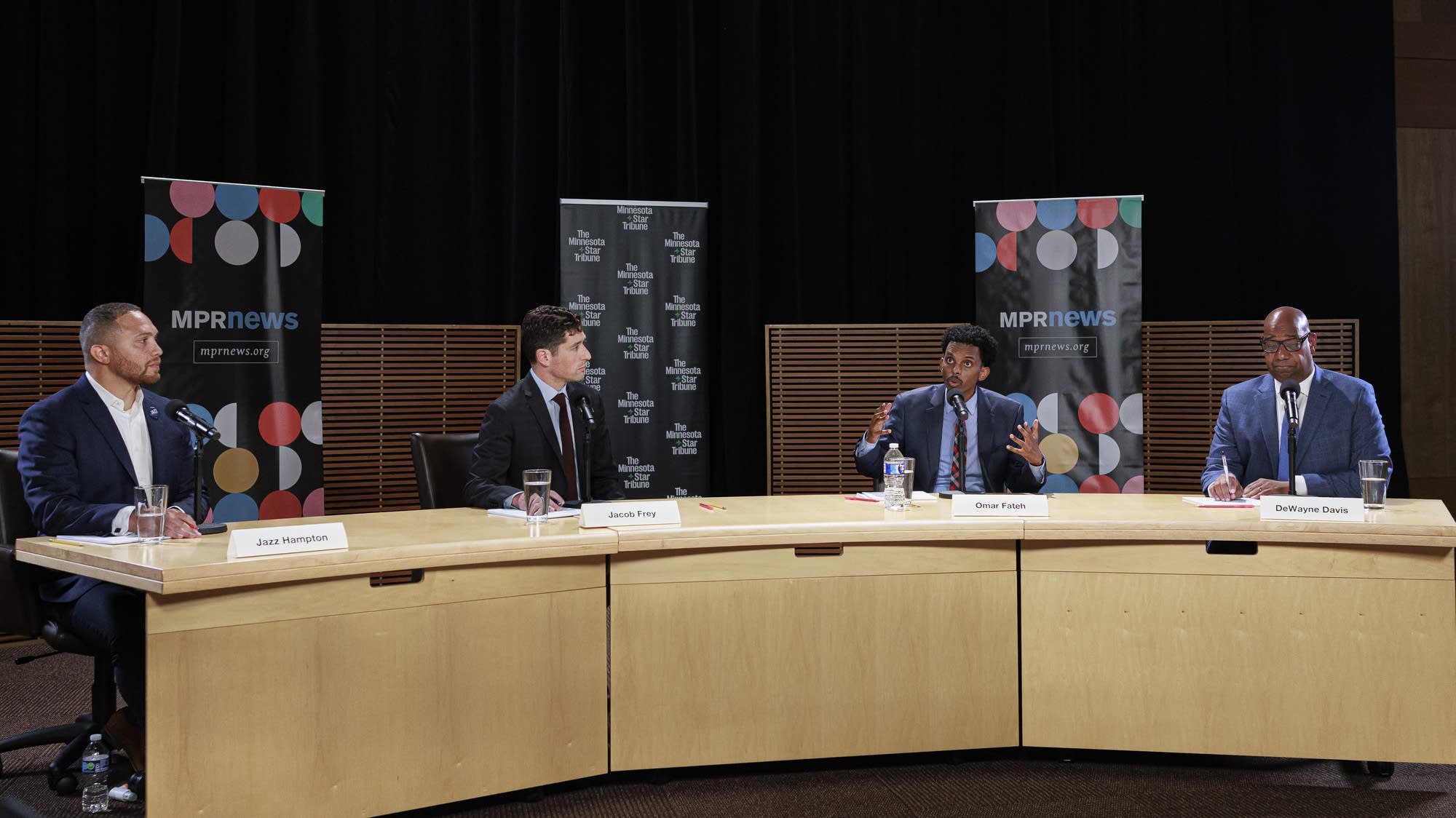 56ab53 20251027 mayoraldebate201 2000.jpg